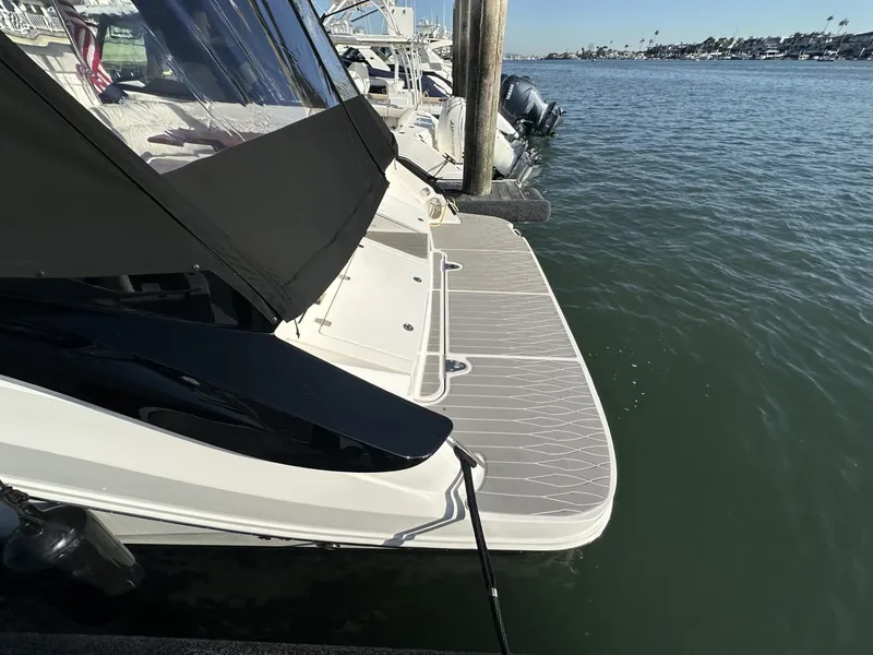 Slide: The Image of Sea Ray 370 SUNDANCER 2024 - 39