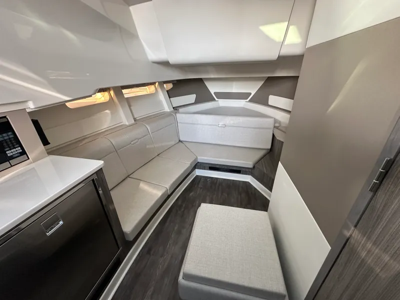 Slide: The Image of Sea Ray 370 SUNDANCER 2024 - 4