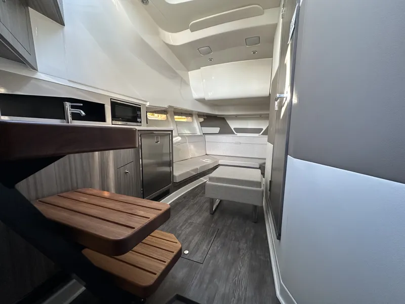 Slide: The Image of Sea Ray 370 SUNDANCER 2024 - 45