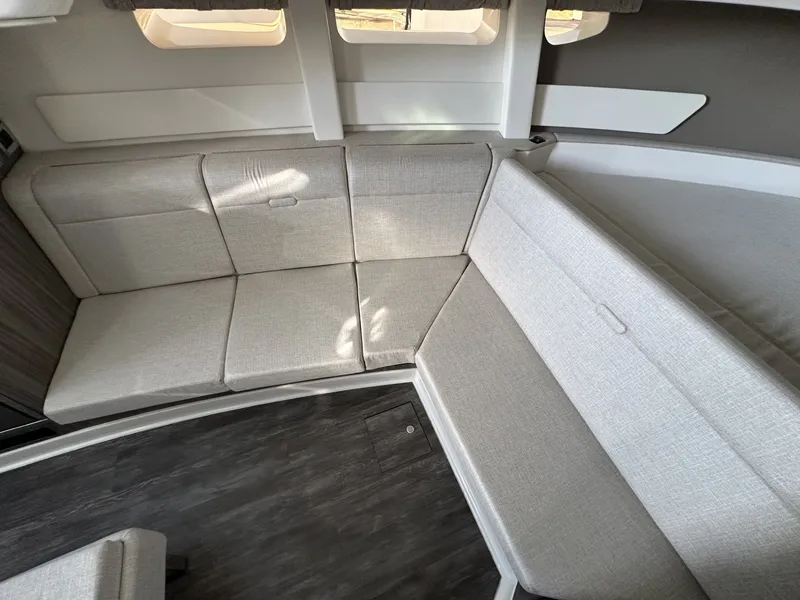 Slide: The Image of Sea Ray 370 SUNDANCER 2024 - 46