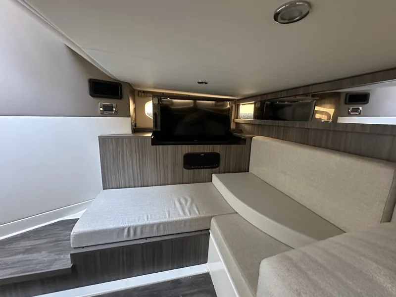 Slide: The Image of Sea Ray 370 SUNDANCER 2024 - 47