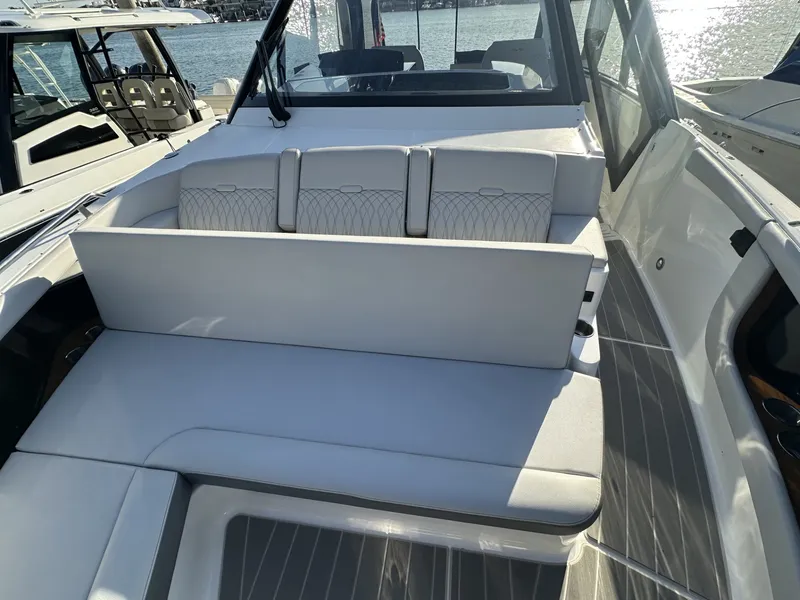 Slide: The Image of Sea Ray 370 SUNDANCER 2024 - 7