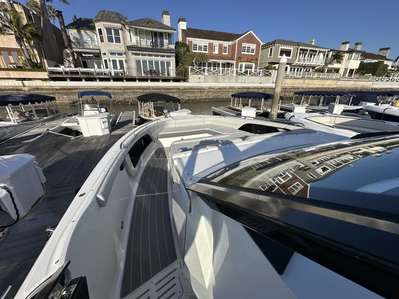 Slide: The Image of Sea Ray 370 SUNDANCER 2024 - 8