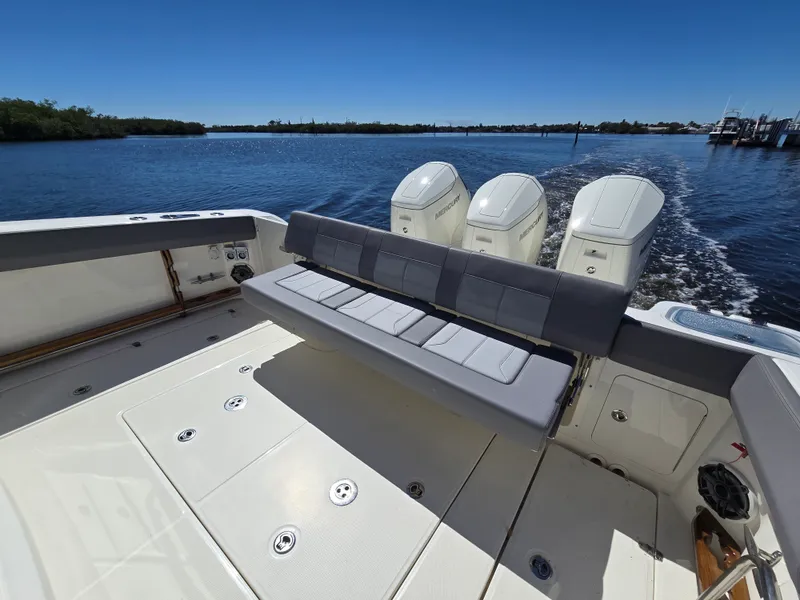 Slide: The Image of Boston Whaler 420 OUTRAGE 2023 - 12