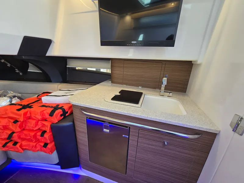 Slide: The Image of Boston Whaler 420 OUTRAGE 2023 - 21