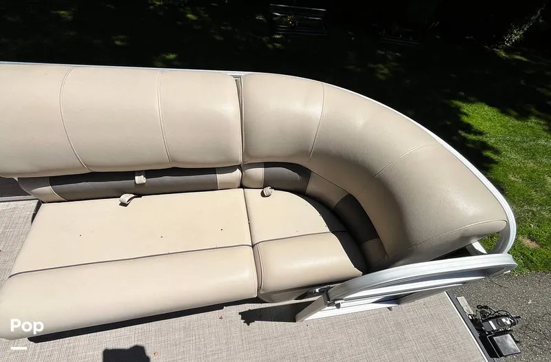 Slide: The Image of Sun Tracker Party Barge 22 RF DLX 2021 - 16631017