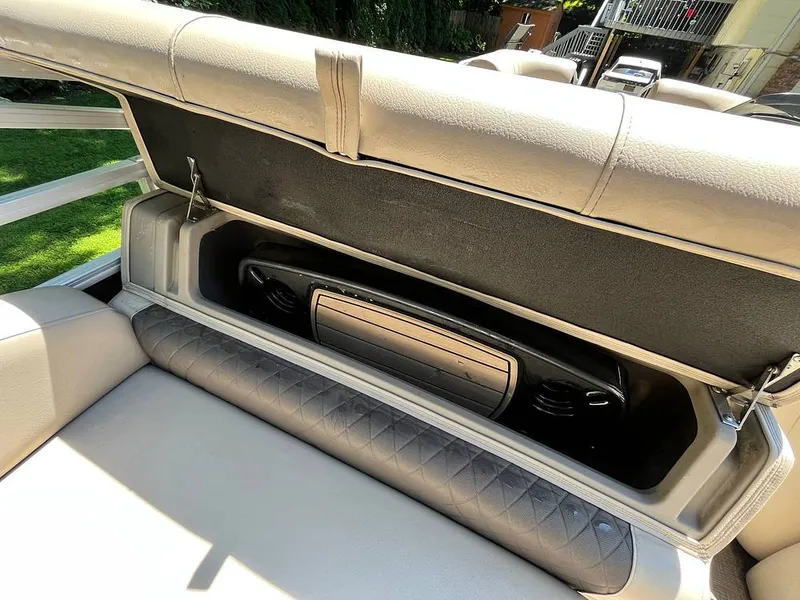 Slide: The Image of Sun Tracker Party Barge 22 RF DLX 2021 - 16631034