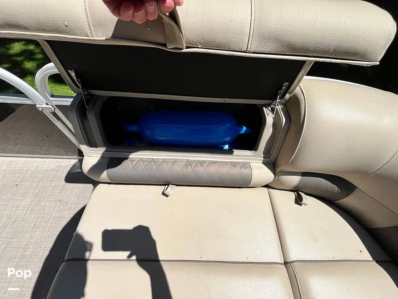 Slide: The Image of Sun Tracker Party Barge 22 RF DLX 2021 - 16631020