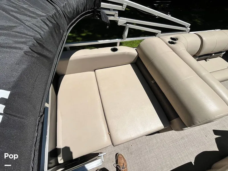Slide: The Image of Sun Tracker Party Barge 22 RF DLX 2021 - 16631000