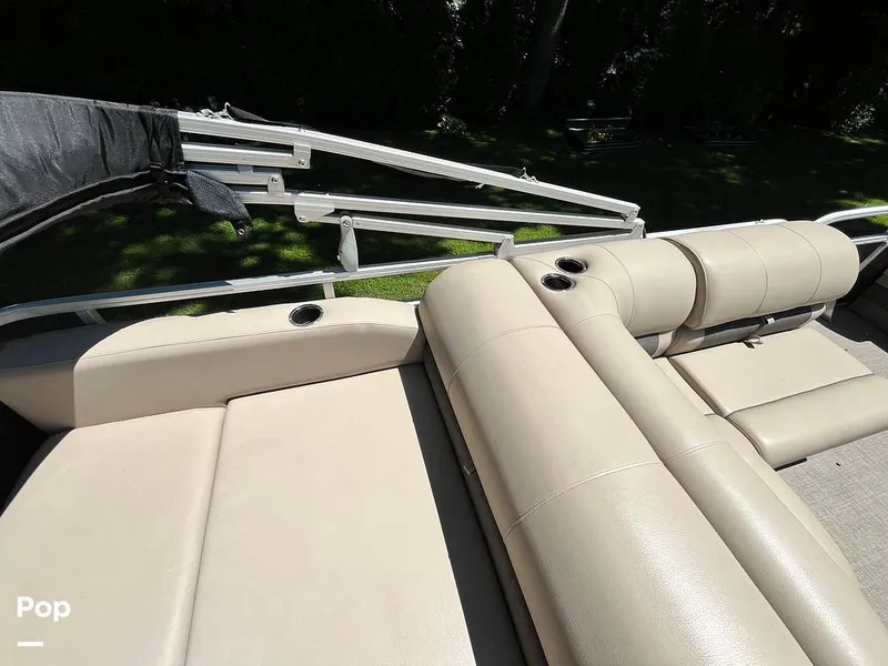 Slide: The Image of Sun Tracker Party Barge 22 RF DLX 2021 - 16631035