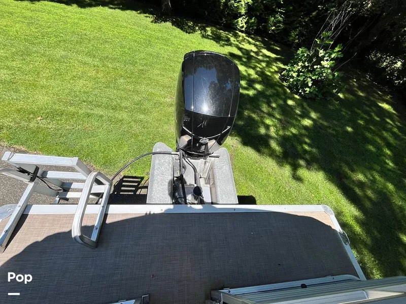 Slide: The Image of Sun Tracker Party Barge 22 RF DLX 2021 - 16630999