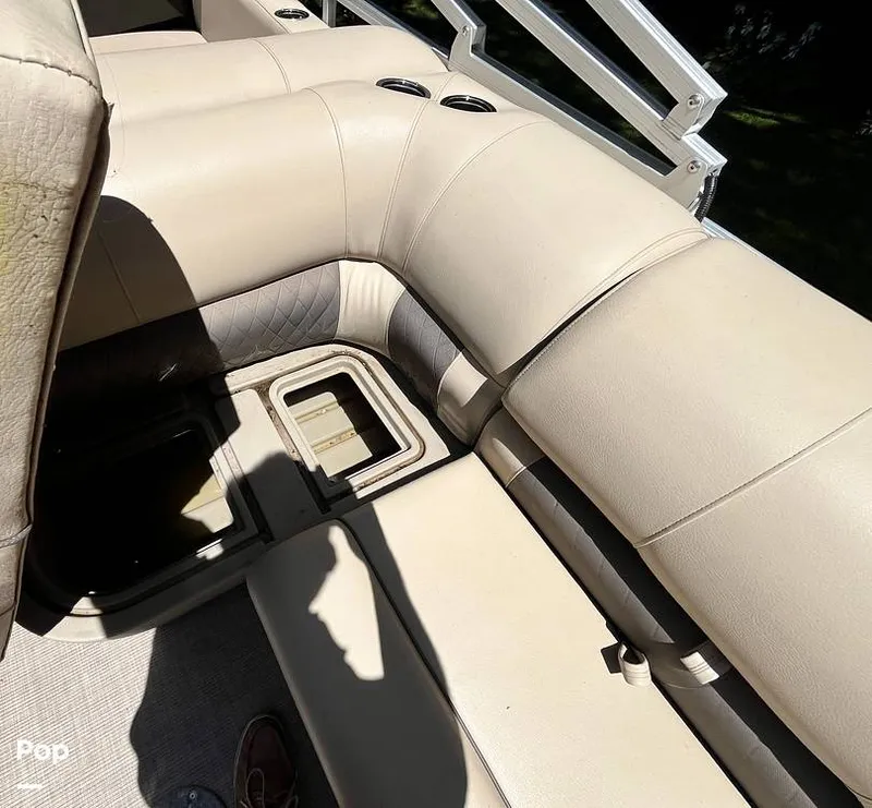 Slide: The Image of Sun Tracker Party Barge 22 RF DLX 2021 - 16631025