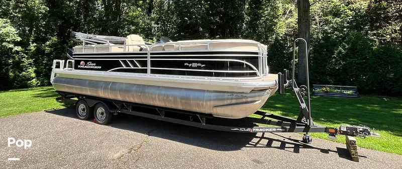 The Image of Sun Tracker Party Barge 22 RF DLX 2021 - 16630982