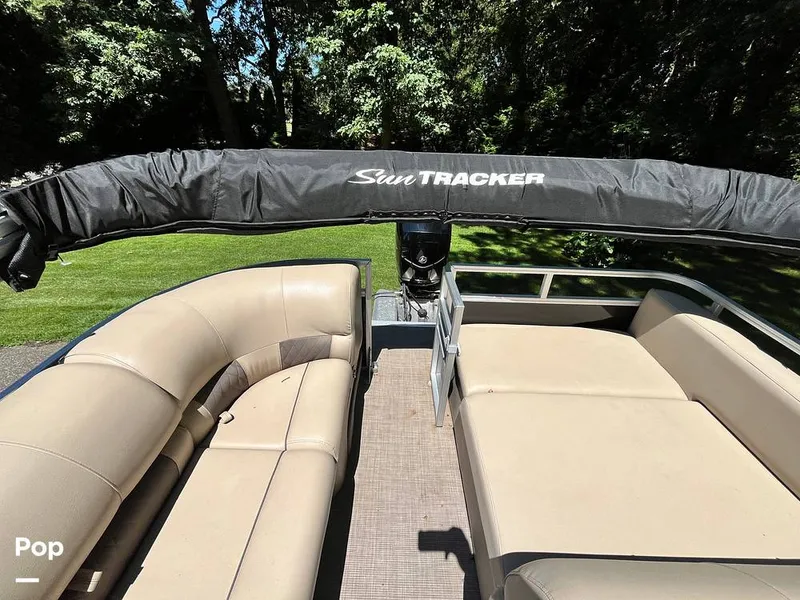 Slide: The Image of Sun Tracker Party Barge 22 RF DLX 2021 - 16630998