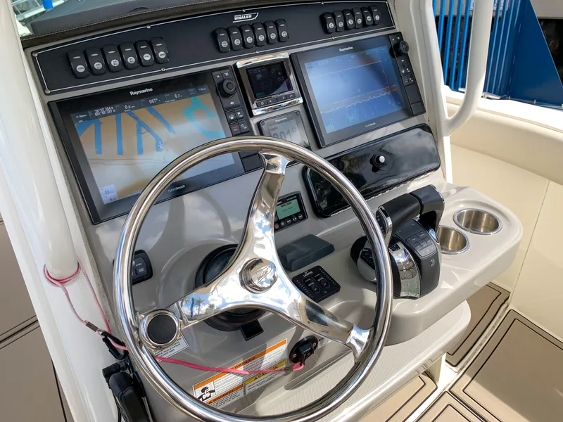 Slide: The Image of Boston Whaler 280 OUTRAGE 2017 - 6