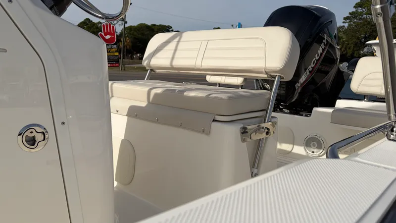 Slide: The Image of Boston Whaler 170 Montauk 2026 - 35