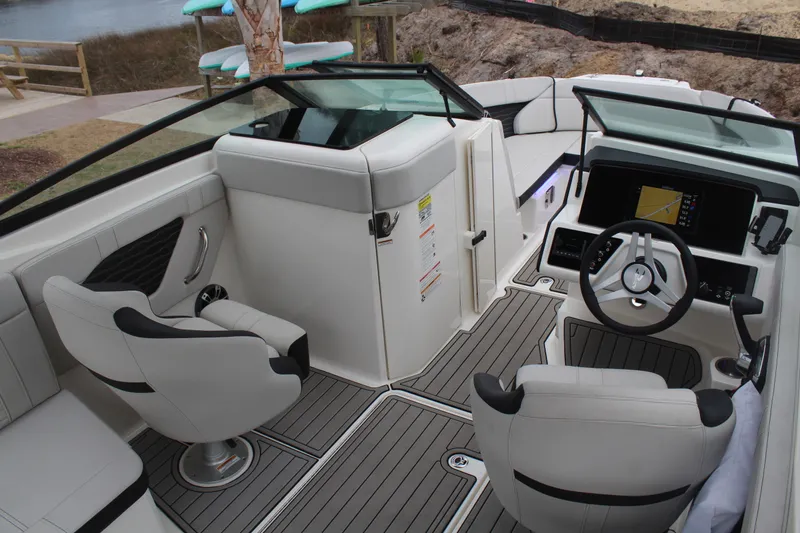 Slide: The Image of Sea Ray 230 SPX OB 2024 - 10