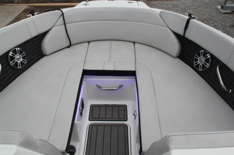 Slide: The Image of Sea Ray 230 SPX OB 2024 - 12