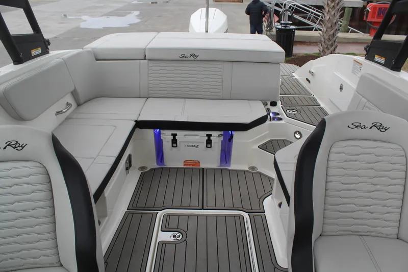 Slide: The Image of Sea Ray 230 SPX OB 2024 - 15
