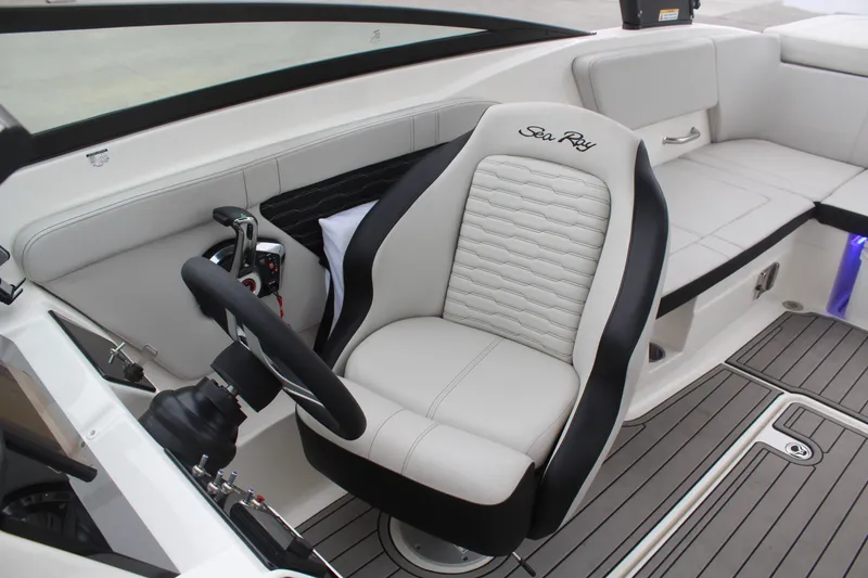 Slide: The Image of Sea Ray 230 SPX OB 2024 - 17