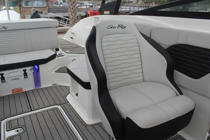 Slide: The Image of Sea Ray 230 SPX OB 2024 - 21