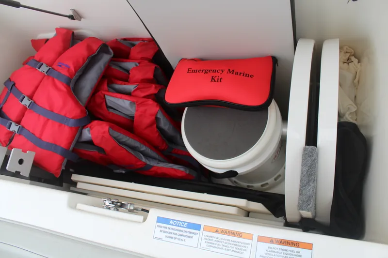 Slide: The Image of Sea Ray 230 SPX OB 2024 - 24