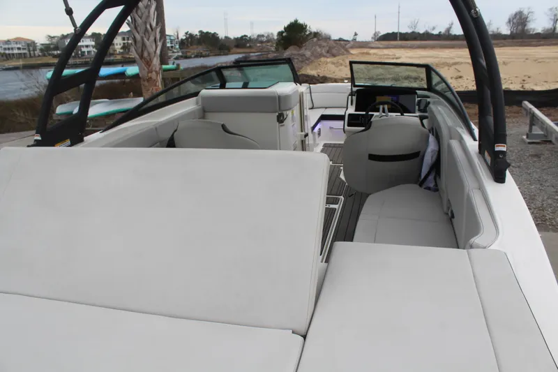 Slide: The Image of Sea Ray 230 SPX OB 2024 - 27