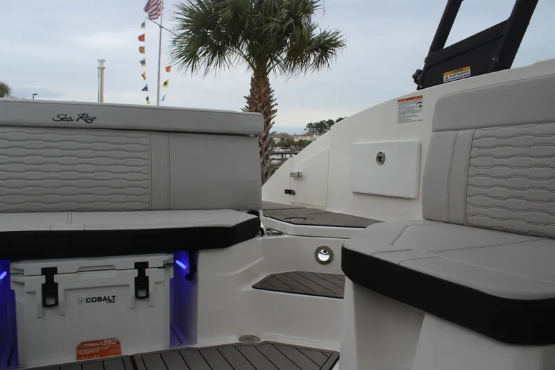 Slide: The Image of Sea Ray 230 SPX OB 2024 - 28