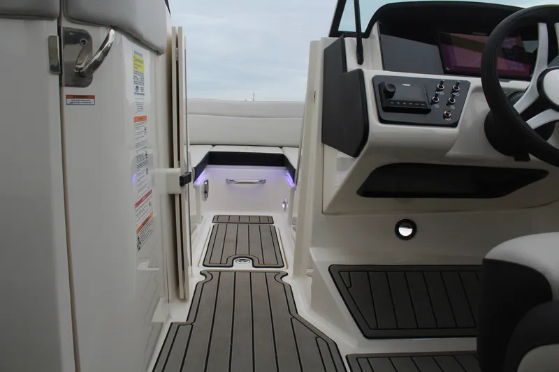 Slide: The Image of Sea Ray 230 SPX OB 2024 - 29