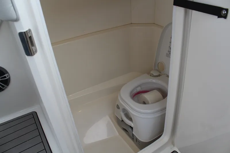 Slide: The Image of Sea Ray 230 SPX OB 2024 - 31