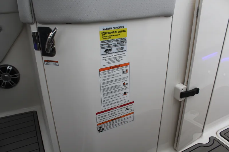 Slide: The Image of Sea Ray 230 SPX OB 2024 - 32