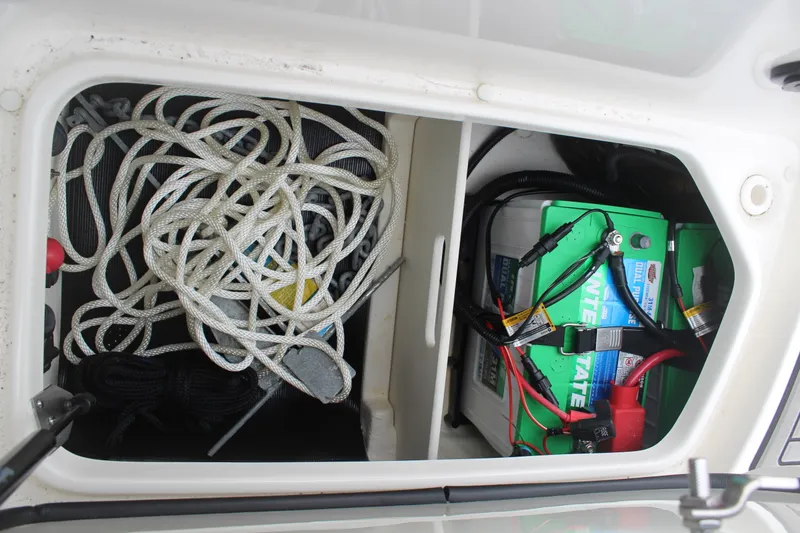 Slide: The Image of Sea Ray 230 SPX OB 2024 - 34