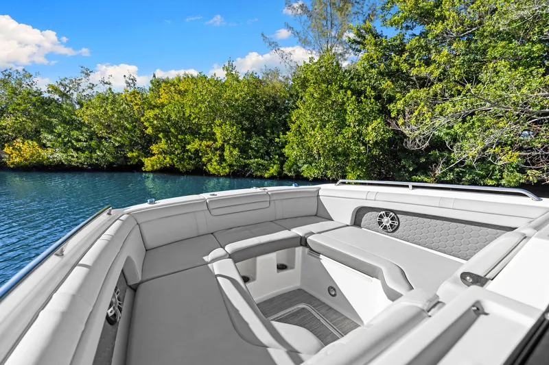 Slide: The Image of Sea Ray SDX 290 OB 2023 - 13