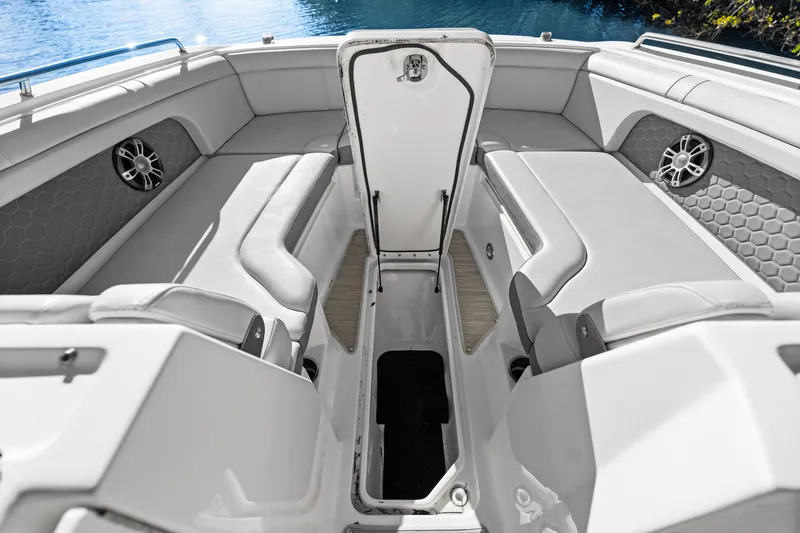 Slide: The Image of Sea Ray SDX 290 OB 2023 - 16