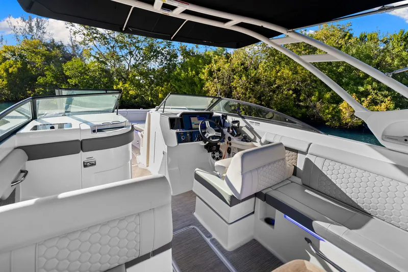 Slide: The Image of Sea Ray SDX 290 OB 2023 - 18
