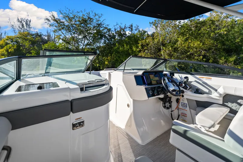 Slide: The Image of Sea Ray SDX 290 OB 2023 - 19