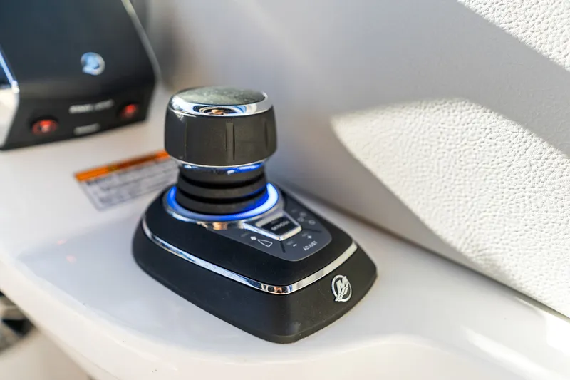 Slide: The Image of Sea Ray SDX 290 OB 2023 - 22