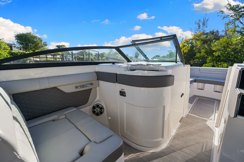 Slide: The Image of Sea Ray SDX 290 OB 2023 - 27
