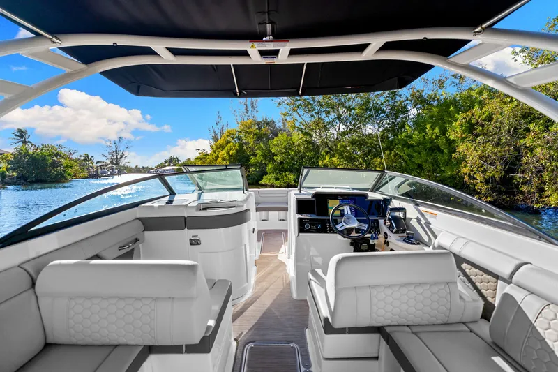 Slide: The Image of Sea Ray SDX 290 OB 2023 - 28
