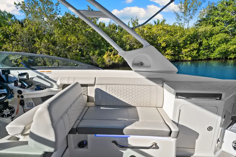 Slide: The Image of Sea Ray SDX 290 OB 2023 - 29