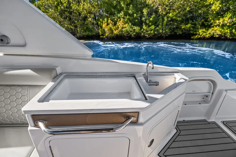 Slide: The Image of Sea Ray SDX 290 OB 2023 - 37