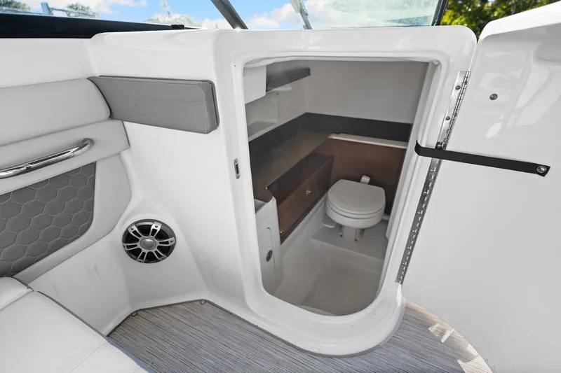 Slide: The Image of Sea Ray SDX 290 OB 2023 - 43