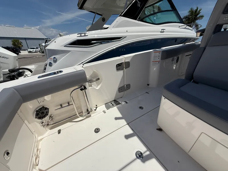 Slide: The Image of Boston Whaler 330 Outrage 2026 - 21