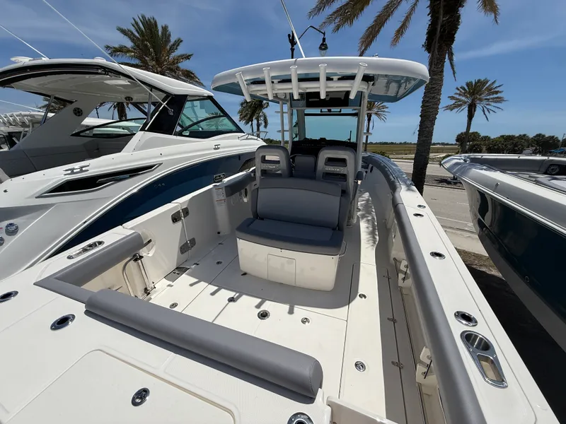 Slide: The Image of Boston Whaler 330 Outrage 2026 - 22