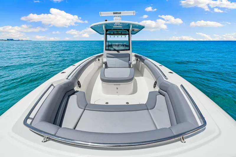Slide: The Image of Boston Whaler 330 Outrage 2026 - 25