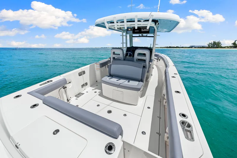 Slide: The Image of Boston Whaler 330 Outrage 2026 - 32