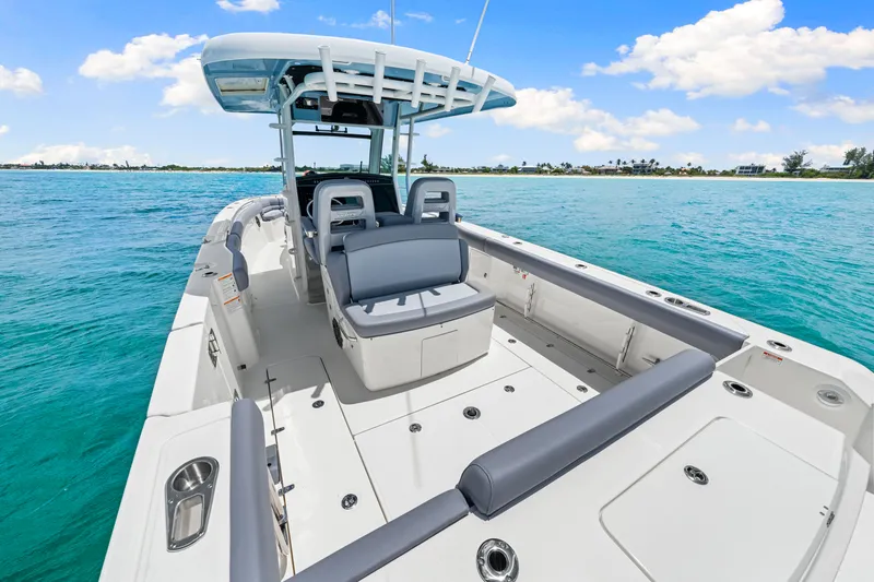 Slide: The Image of Boston Whaler 330 Outrage 2026 - 33