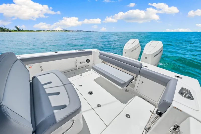 Slide: The Image of Boston Whaler 330 Outrage 2026 - 35