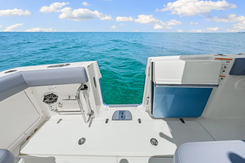 Slide: The Image of Boston Whaler 330 Outrage 2026 - 38