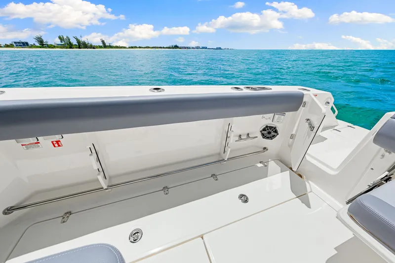 Slide: The Image of Boston Whaler 330 Outrage 2026 - 39